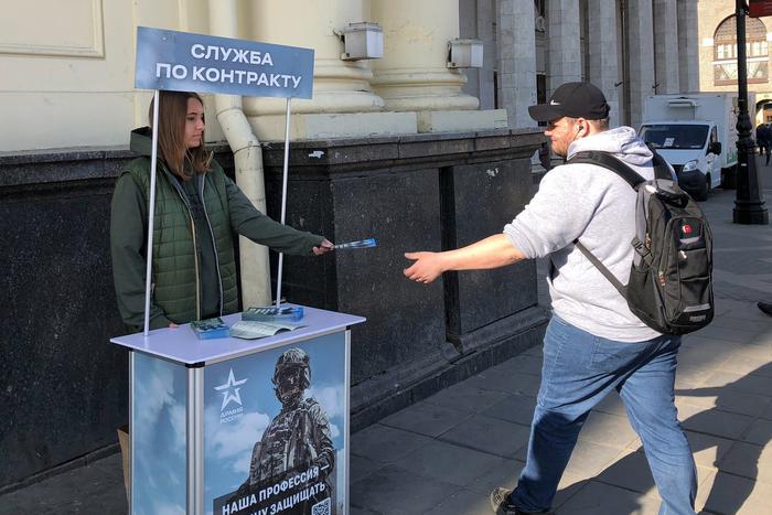 Волонтёры рассказали, что москвичей интересуют подробности службы по контракту