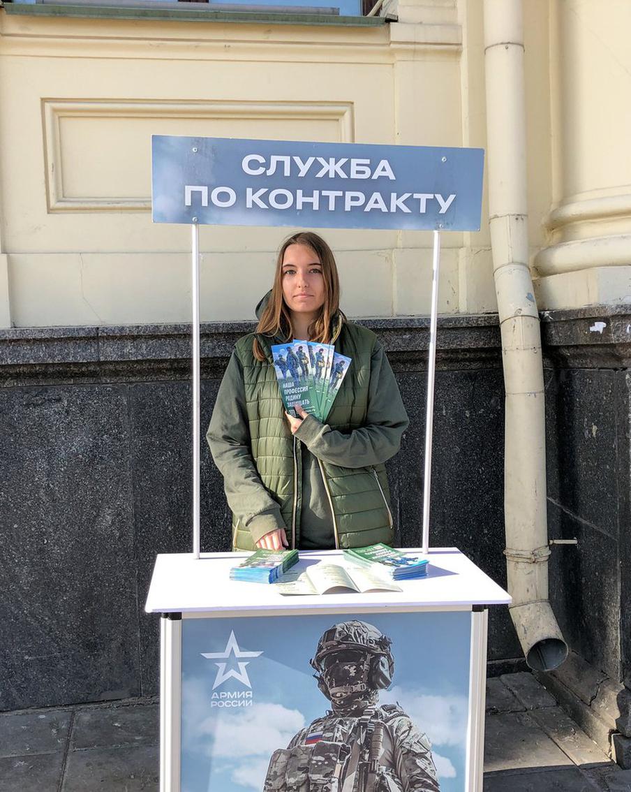 Волонтёры становятся свидетелями интереса жителей Москвы к возможности служить по контракту