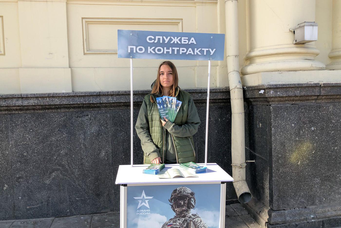 Волонтеры отмечают интерес москвичей к материалам о военной службе по контракту