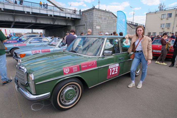 Metro прокатилось в одном из экипажей на ралли ретроавтомобилей "Столица" в парке Горького