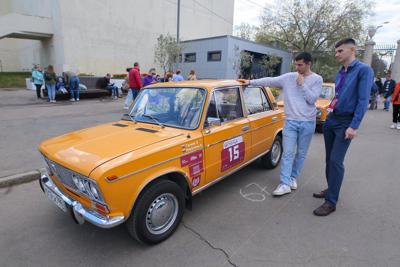 ВАЗ-2103. А эта старушка, 1981 года выпуска, помладше предыдущей. Владелец купил её в Кирове, и эта покупка для него – одна из важнейших в жизни. Именно на ВАЗ-2103 цвета золотистой охры его, ещё в возрасте 6 лет, учил водить родной дядя. Машину привезли на прицепе, а потом началась реставрация: где-то подкрасили, где-то подварили. Повезло и в том, что на машину до сих пор можно найти запчасти.