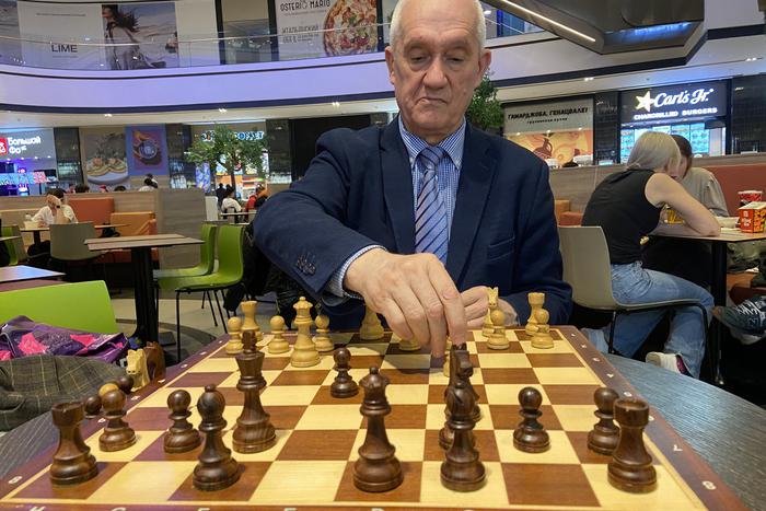 Пенсионер в ТЦ играет в шахматы на деньги. Но он делает это не ради наживы