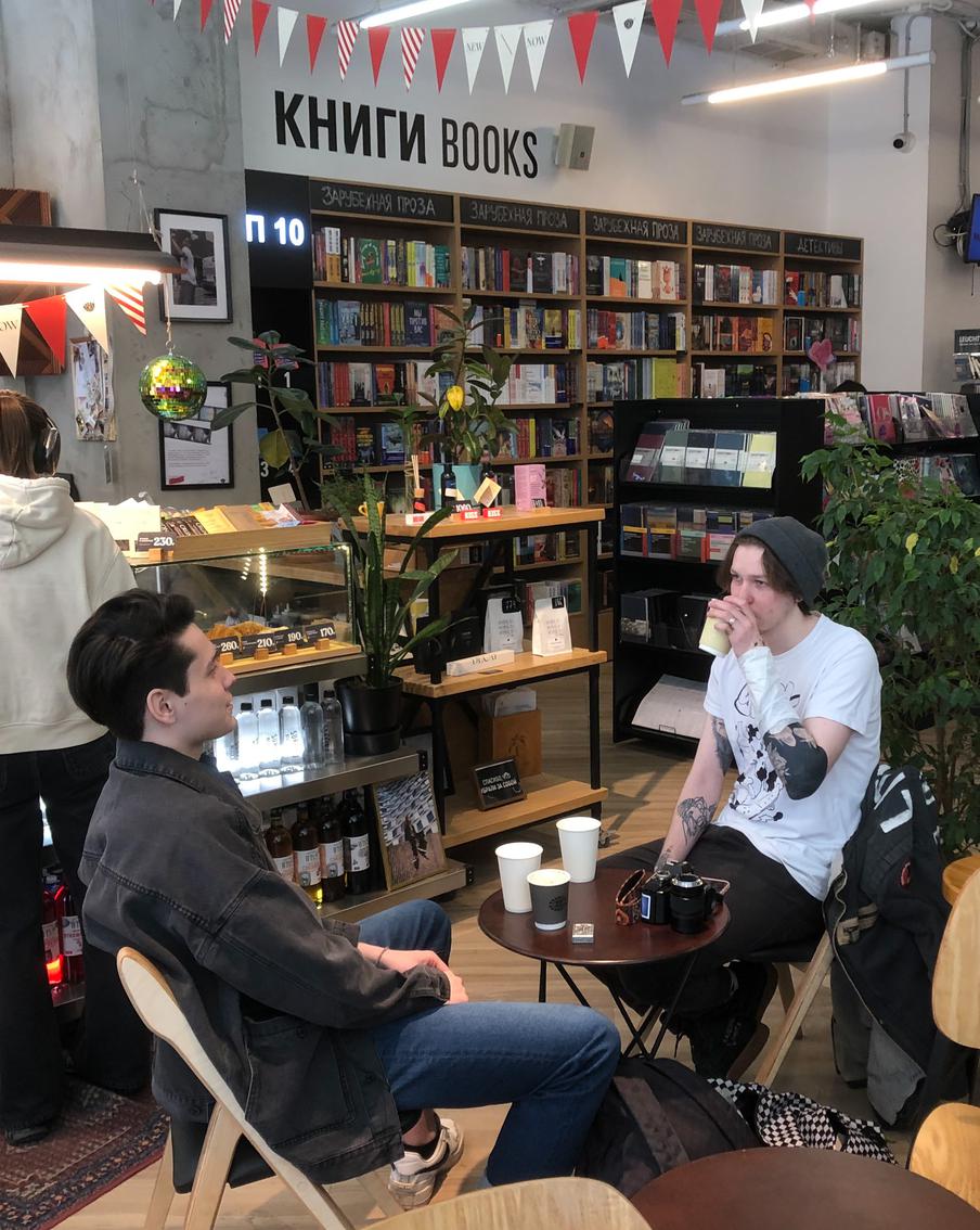 Неужели москвичи перестают читать? Metro выясняло, почему в книжных магазинах становится всё меньше книг