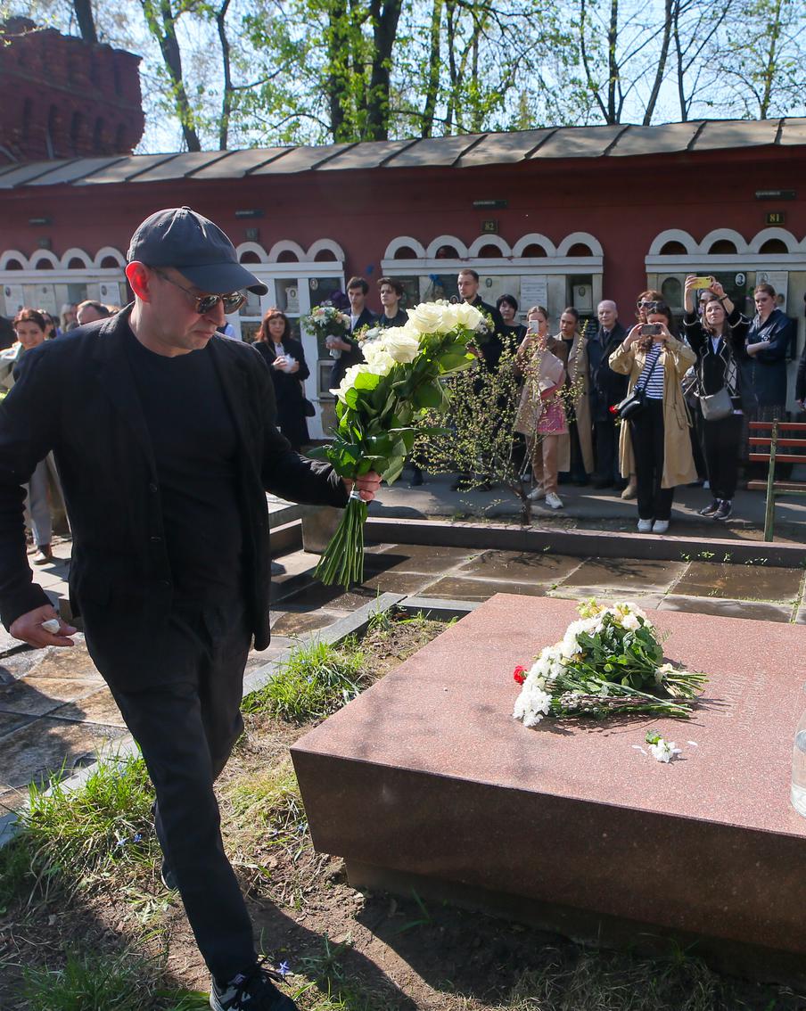 На московских кладбищах почтили память великих: на акции побывал репортёр Metro