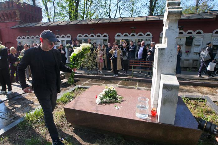 На московских кладбищах почтили память великих: на акции побывал репортёр Metro