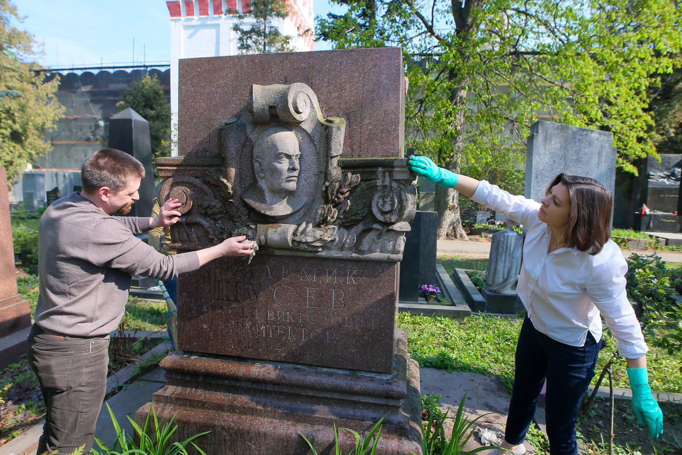 Барельеф Москвина. На мраморной стеле выгравирован портрет актёра, известного нам по роли царя Фёдора Иоанновича. Тут же покоится и его горячо любимая жена.