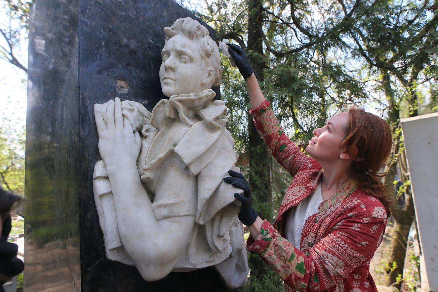 Могила Немировича-Данченко. Здесь установлен семейный надгробный комплекс, в центре которого мраморный барельеф жены Екатерины. А у режиссёра – горизонтальная надгробная плита.