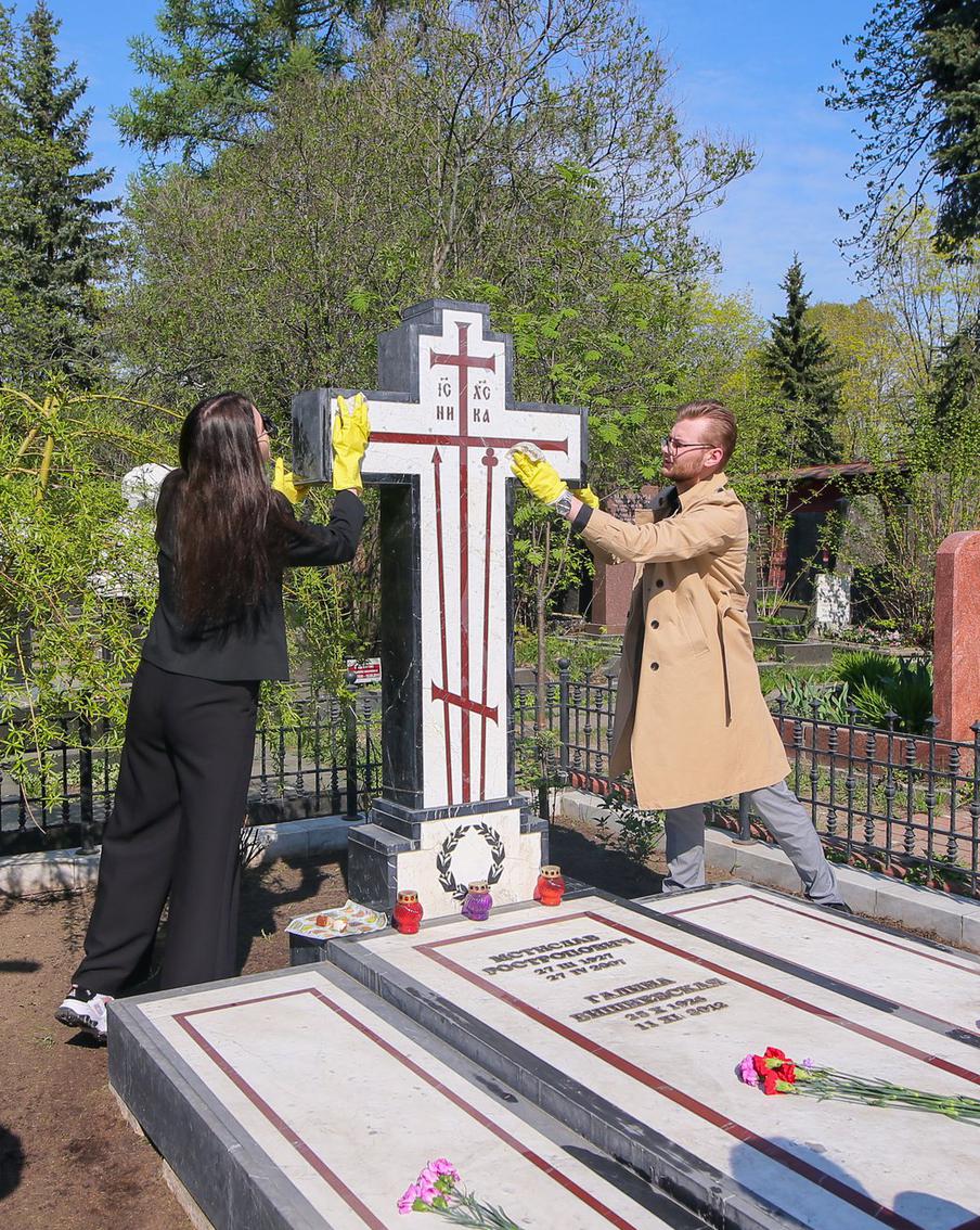 Крест Ростроповича. Супруги – оперная певица Галина Вишневская и музыкант Мстислав Ростропович – похоронены вместе. Здесь создана композиция из белого и чёрного мрамора, в основании которой православный крест.