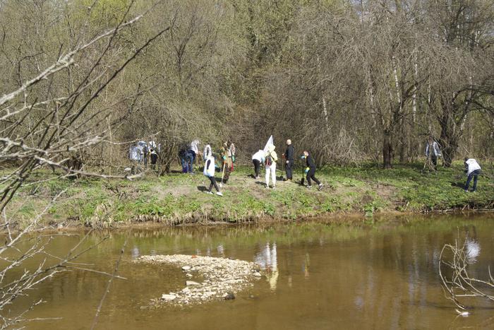 Спасти природу поможет лопата. Коварный борщевик Сосновского, устойчивый к покосу и огню, бессилен перед энтузиастами с лопатами
