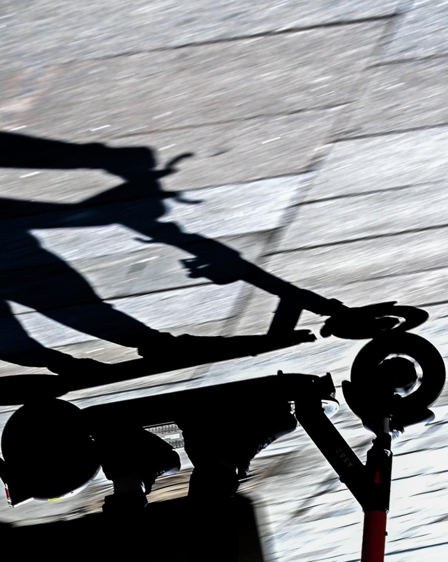 Пожилая женщина устроила ДТП на электросамокате