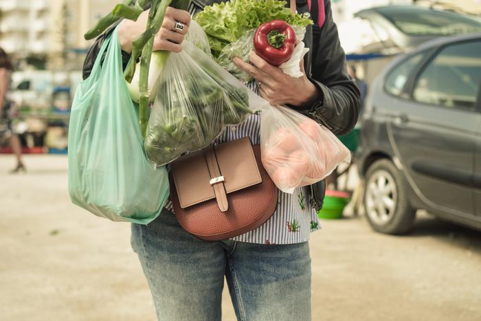 Дорогая "маечка": пакет с пакетами внутри пакетов взлетит в цене