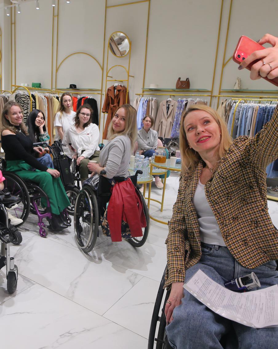 В Москве прошёл тренинг для девушек с разной степенью инвалидности. Их учили азам моды и правилам создания стиля в одежде