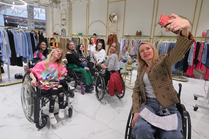 В Москве прошёл тренинг для девушек с разной степенью инвалидности. Их учили азам моды и правилам создания стиля в одежде
