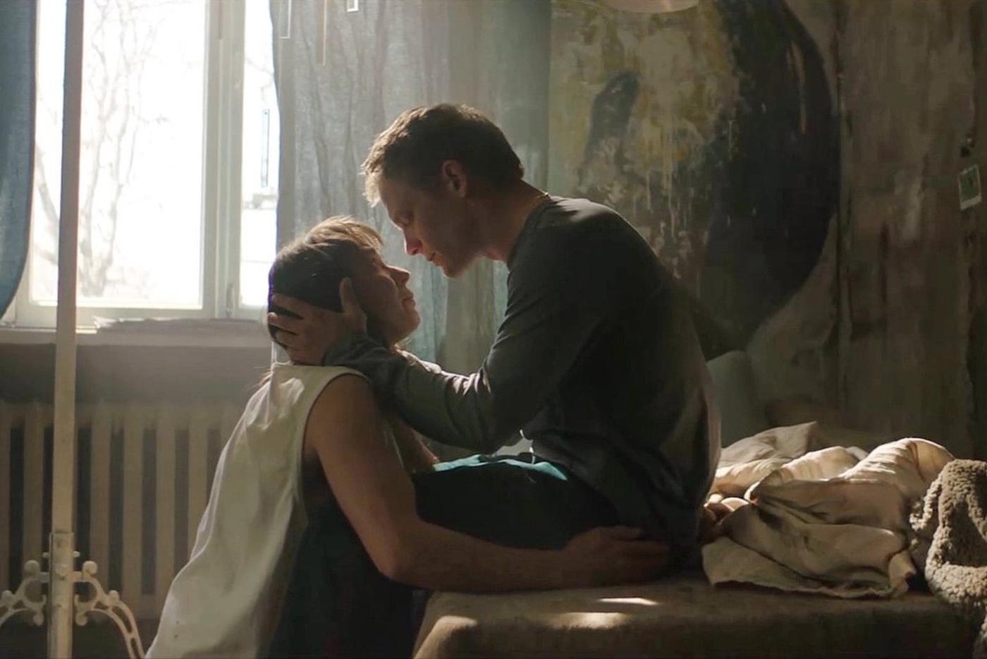 Луна (Агния Дитковските) обещает своему парню Славе (Евгений Ткачук) "завязать" с наркотиками.