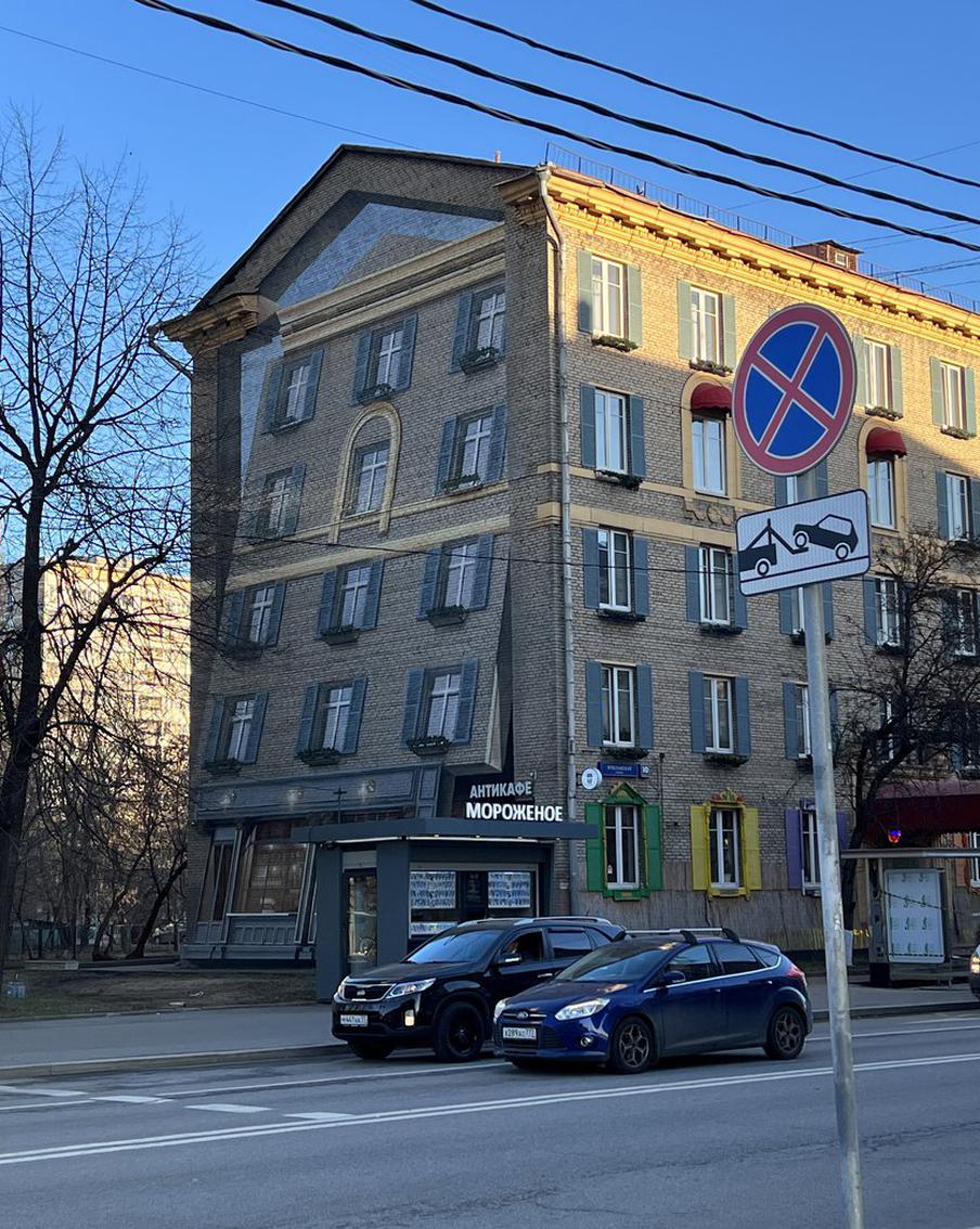 На Ярославской улице появился дом, у которого стена "падает". Это пугает и удивляет прохожих
