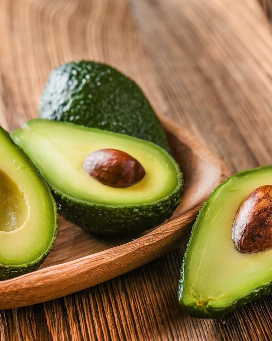 Весной хочется чего-то лёгкого и удивительного. Представляем три рецепта блюд из авокадо