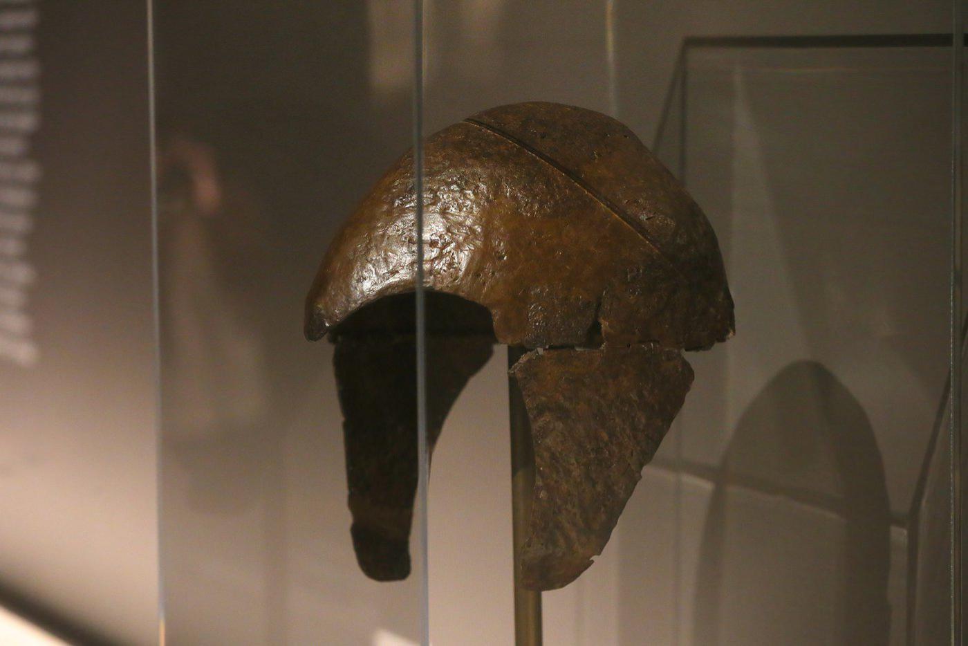 Железный шлем – защитный доспех сармата – обнаружили рядом с его погребённым владельцем. Это единственный шлем такого рода, найденный в ходе раскопок некрополя.