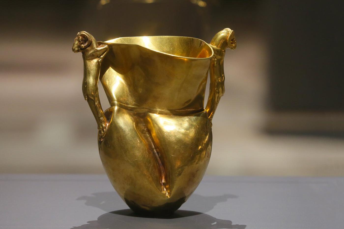 Считалось, что царь должен пользоваться только предметами из золота. Ручки у этого золотого кувшина выполнены в виде горных диких баранов (архаров), воплощавших пример царской харизмы.