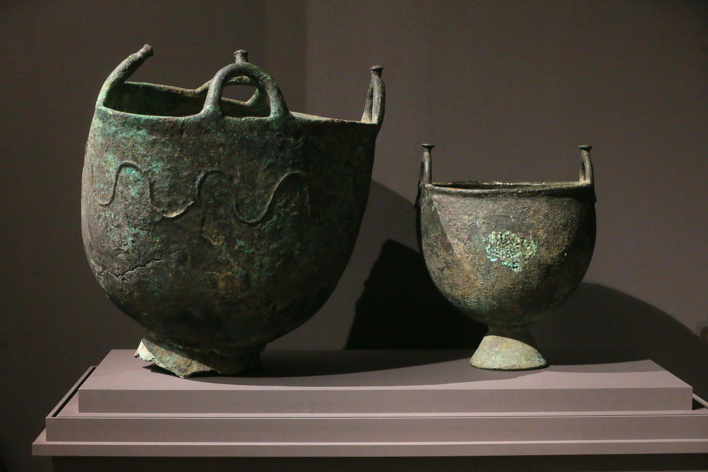 Бронзовые котлы: в таких обычно варили мясо, но могли использовать также для варки молочной водки. Самый большой котел весит около 500 кг.