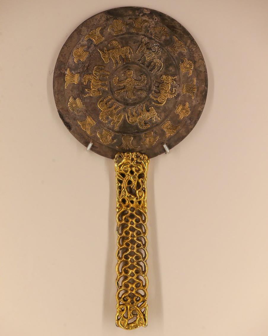 Немногие целые экземпляры зеркал из металла (бронзы, реже серебра) сохранились в кожаных или меховых чехлах, в которых даже были кармашки для красящих веществ. Макияж в V веке до н.э.?