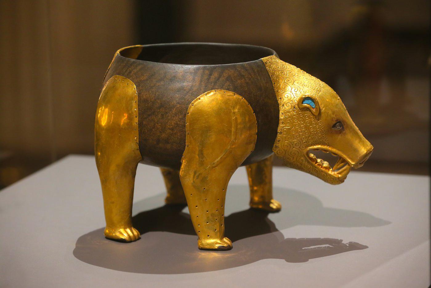 Филипповский сосуд-медведь – ритуальный сосуд из дерева, украшенный золотыми оковками в виде медведя, пришлось восстанавливать, поскольку деревянная часть не пережила века в заточении.