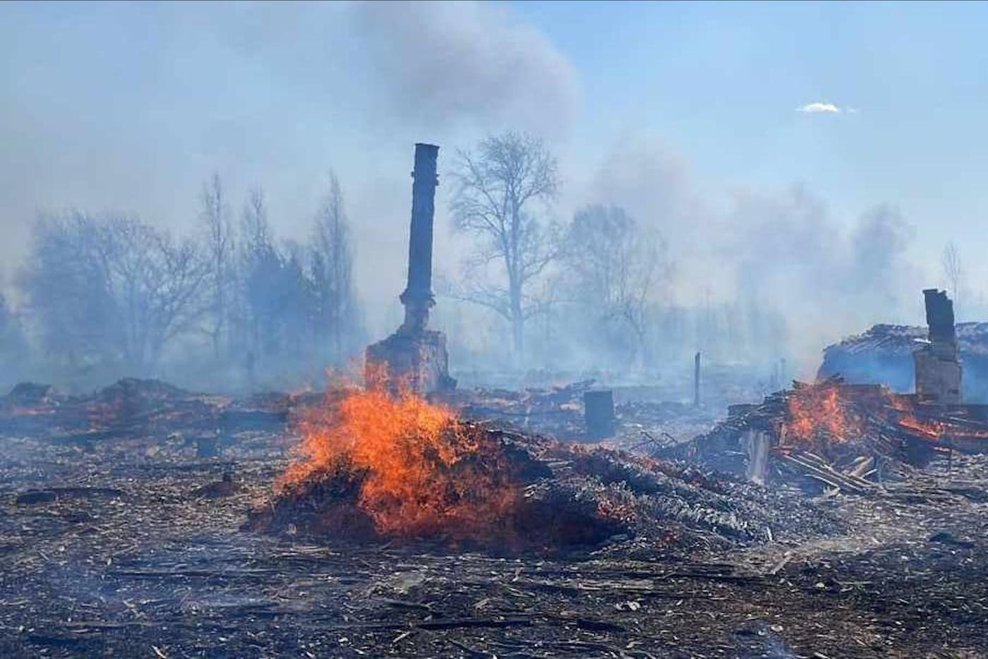 Пожар лес и деревня горит