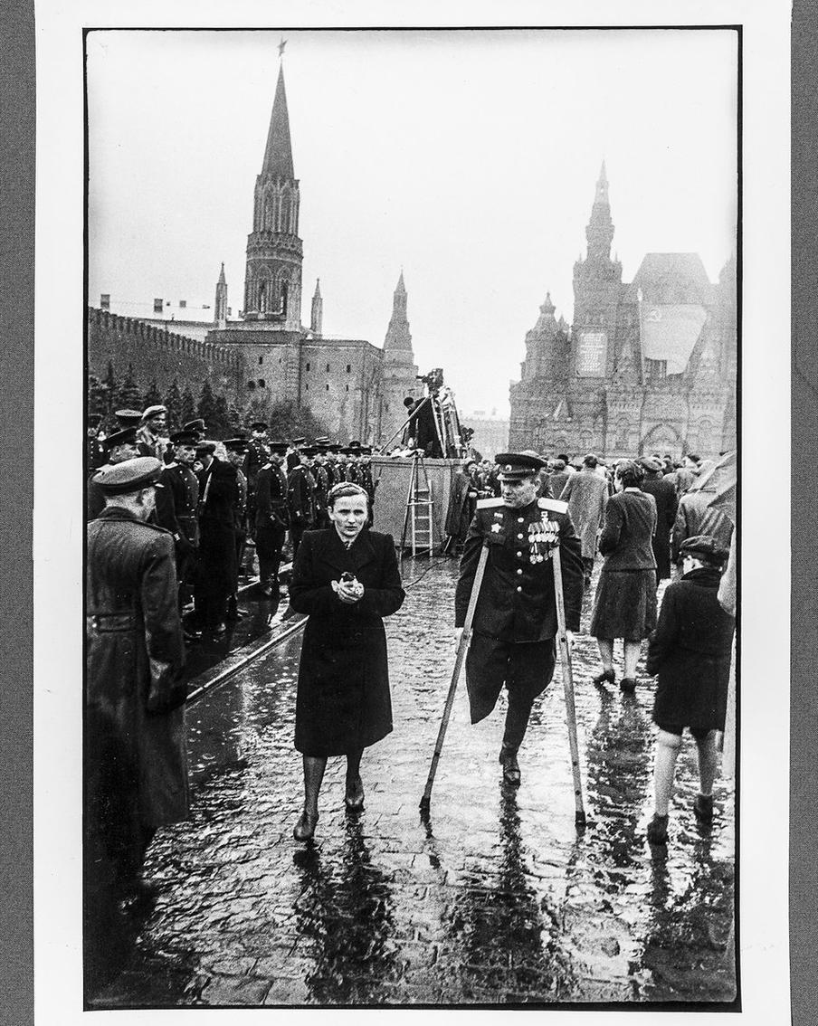 "Парад Победы 24 июня 1945 года". На фото запечатлён генерал Гладков с супругой, которые направляются на банкет после Парада Победы 24 июня. Евгений Халдей долго искал героев своих фотографий. Когда он сделал этот снимок, то не записал фамилии. Спустя какое-то время он опубликовал это фото в газете. Тогда и откликнулись уже взрослые дети генерала Гладкова и восстановили личность героя фотографии.