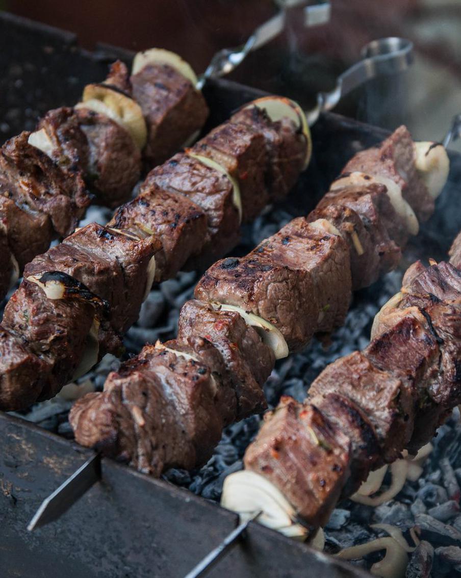 Жителям столицы напомнили правила жарки шашлыка