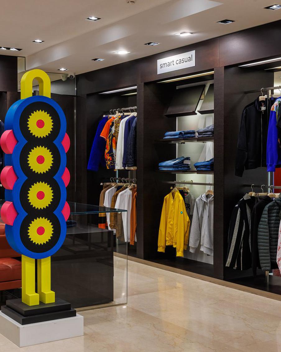 Модный столичный магазин захватили разноцветные гигантские гусеницы, сверчки и огурцы