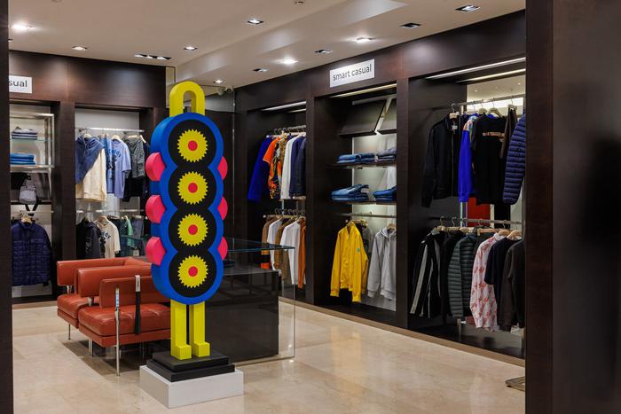 Модный столичный магазин захватили разноцветные гигантские гусеницы, сверчки и огурцы