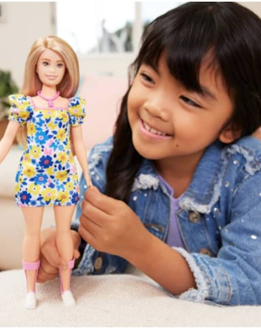 Барби с синдромом Дауна дожна объяснить детям, что каждый человек красив и привлекателен по-своему