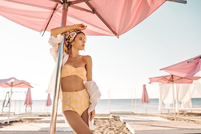 Асимметричные, "махровые", яркие: какой купальник носить этим летом