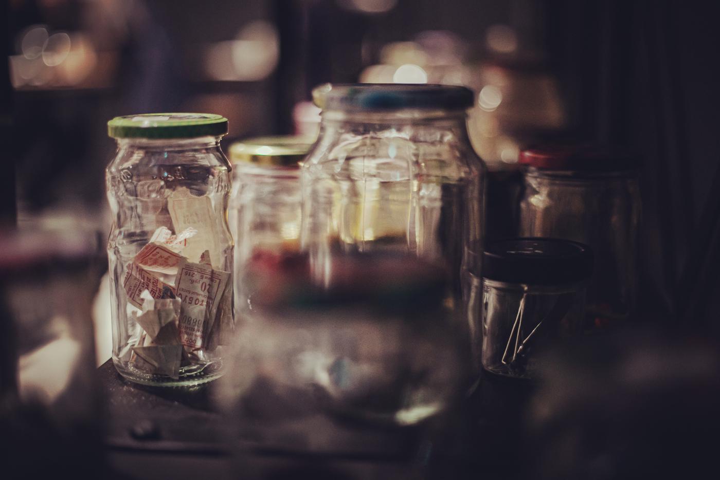 "Воспоминания" в баночках в "Баре памяти".