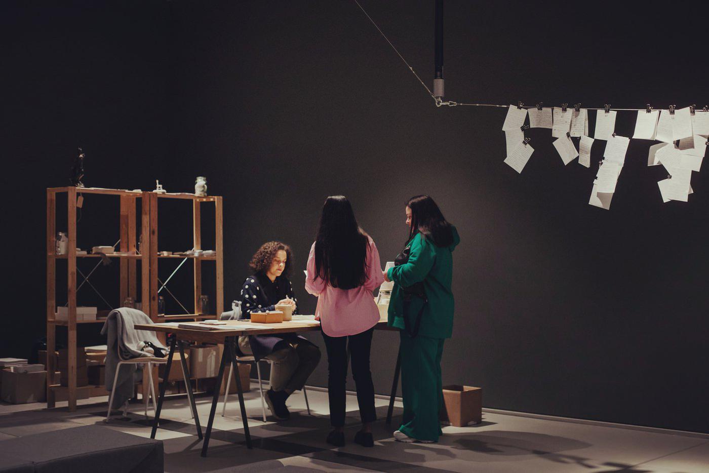 Посетители отвечают на вопросы из конверта "Активация памяти".