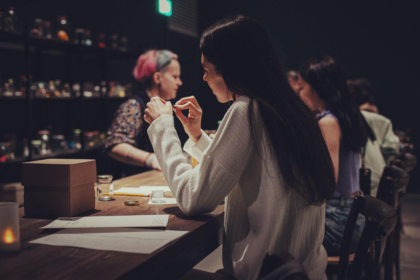 Воспоминания встретились с девушкой в "Баре памяти".