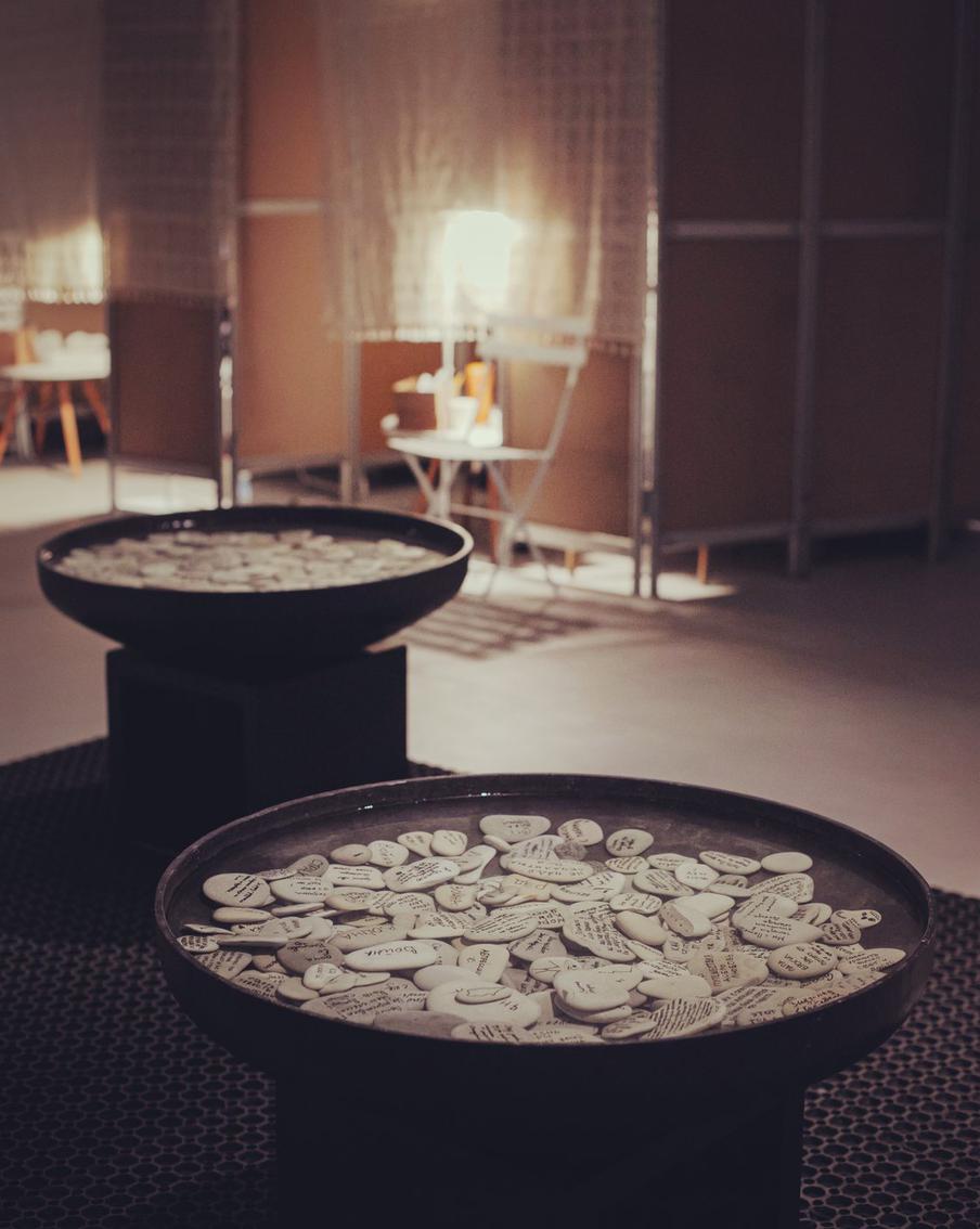 "Утонувшие воспоминания" - та зона, где на камушках можно написать то, что хочется забыть больше всего на свете. И утопить камушек в большом чане с водой.