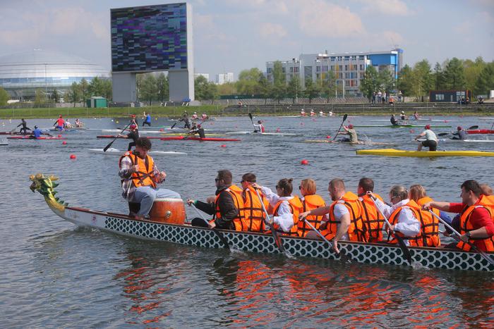 На Гребном канале состоялся первый заплыв. Среди участников можно было найти как профессиональных спортсменов, так и любителей