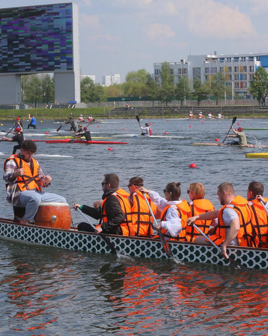 На Гребном канале состоялся первый заплыв. Среди участников можно было найти как профессиональных спортсменов, так и любителей