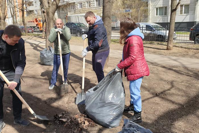 На общегородском субботнике подготовили Москву к праздникам и посадили около 1000 деревьев