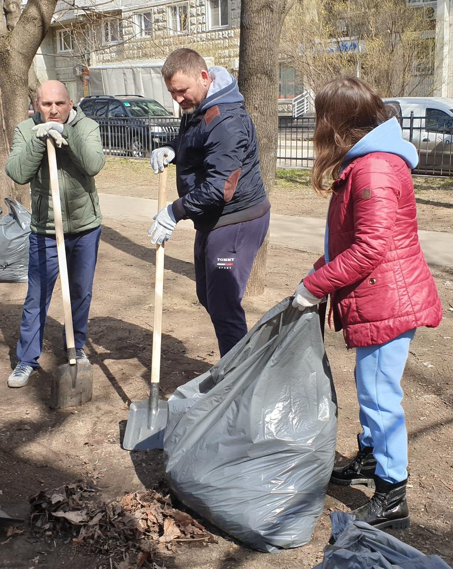 На общегородском субботнике подготовили Москву к праздникам и посадили около 1000 деревьев
