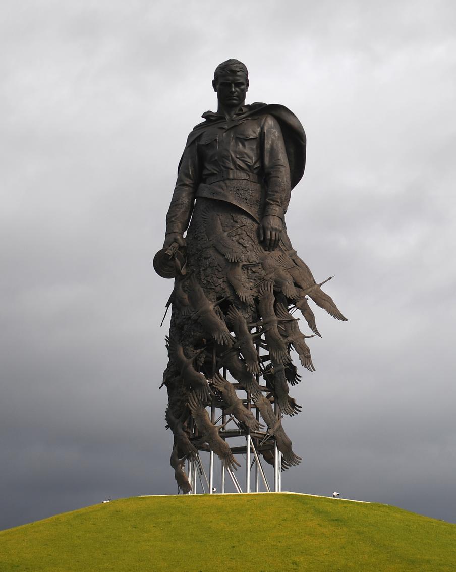 У Ржевского мемориала развернут двадцатиметровую георгиевскую ленту