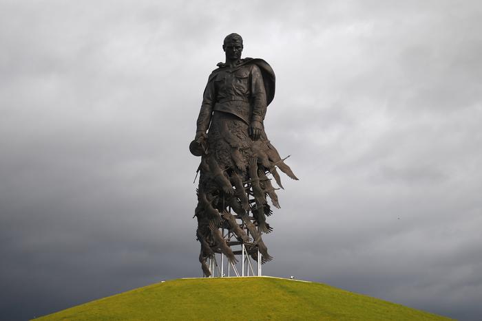 У Ржевского мемориала развернут двадцатиметровую георгиевскую ленту