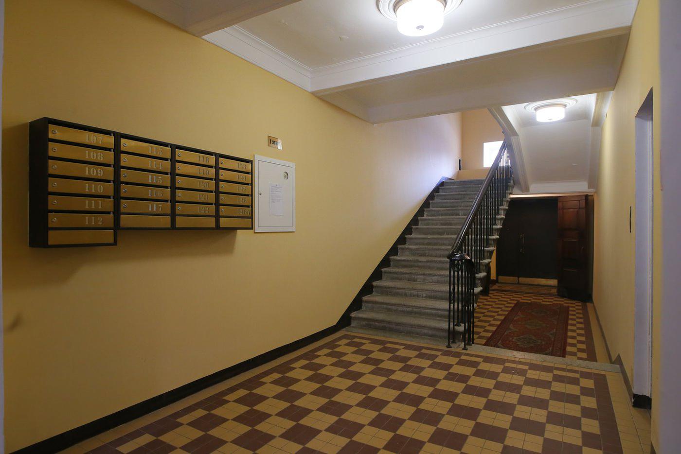 В холле подъездов очень просторно.