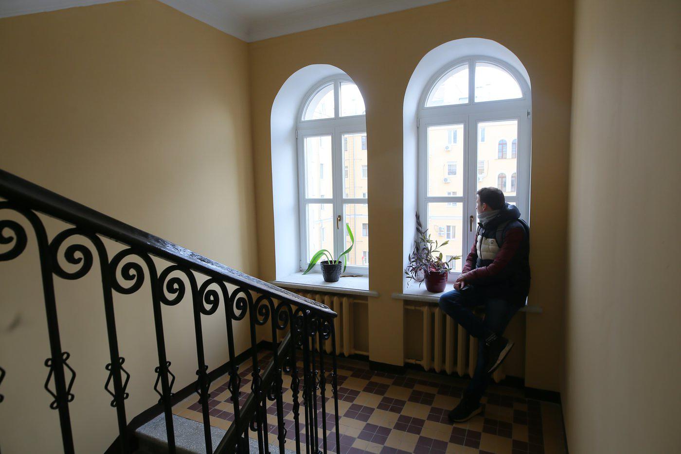 Жители следят за чистотой в подъезде.