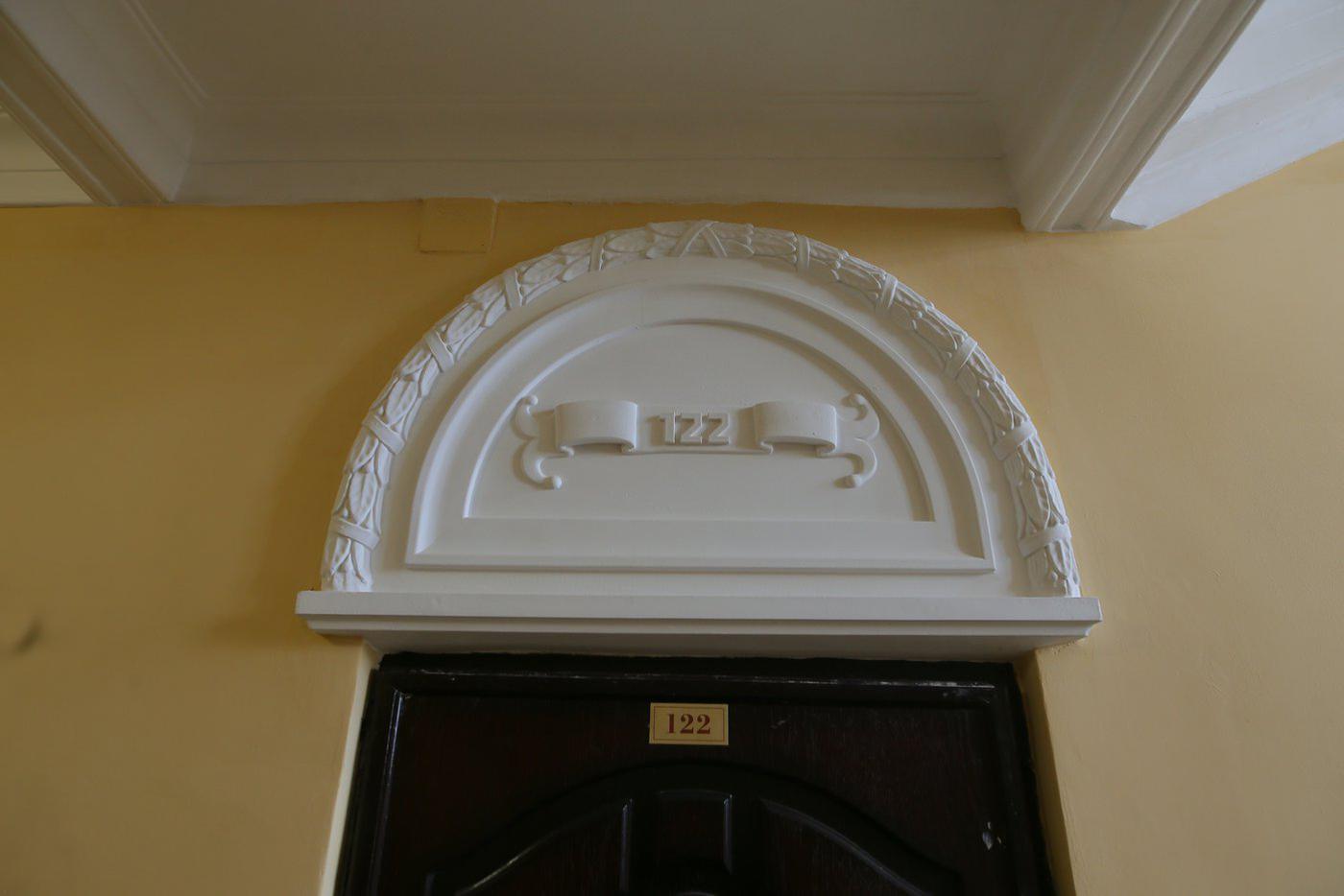 После капремонта над входными дверями появились барельефы из гипса с номером квартиры.