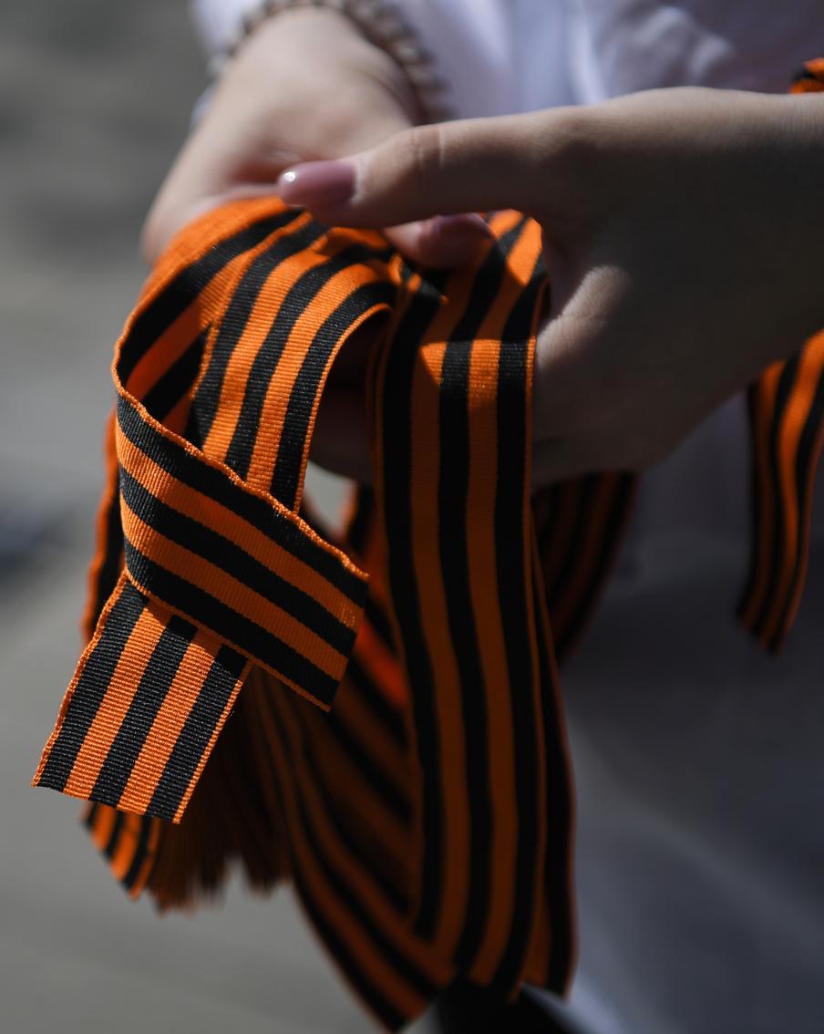 В сети известных гипермаркетов опровергли новость о запрете использования георгиевской ленты