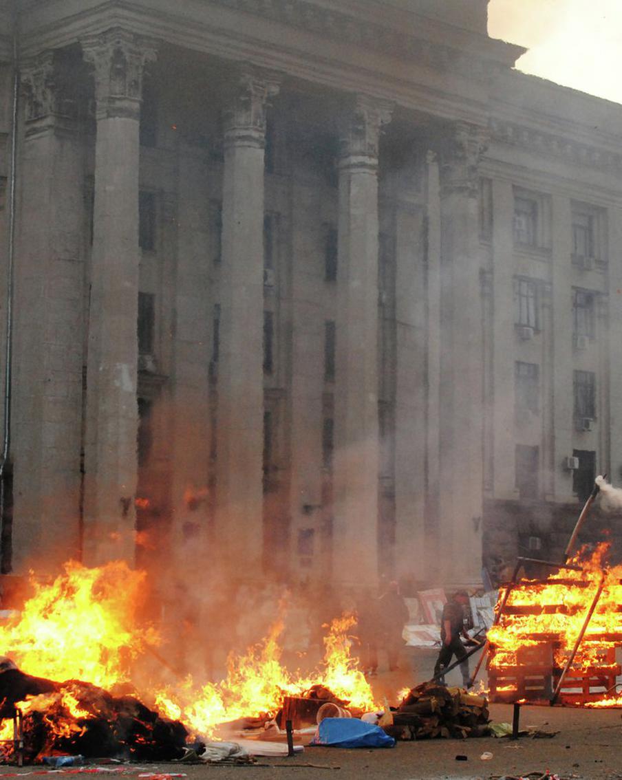 У посольства Украины прошла акция в память о погибших людях в Одессе