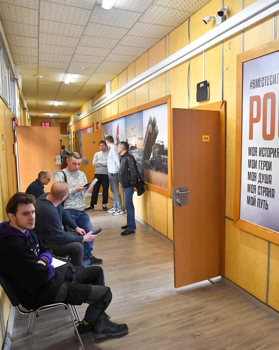 Волонтёр центра отбора на контрактную службу считает, что важно информировать о возможности стать защитником Родины