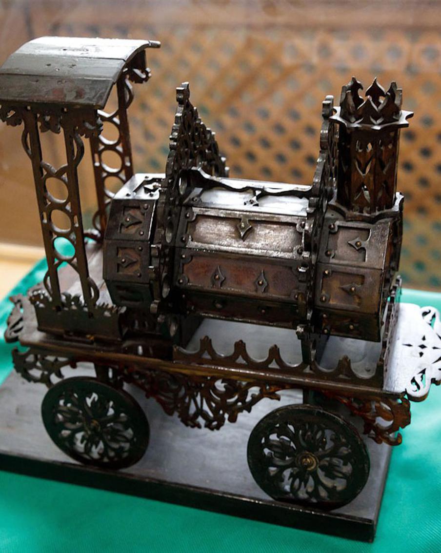 На все руки мастер. Александр Островский создавал из дерева шедевры