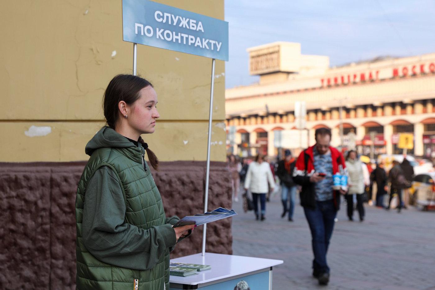 Валерий Баринов поддержал пришедших на столичный пункт отбора на военную службу по контракту